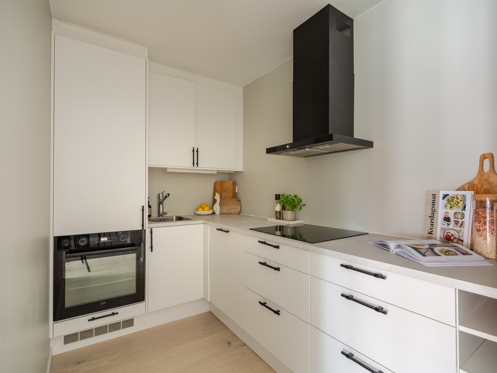 Det stilrene kjøkkenet er fra kvalitetsmerke HTH, hvor alle hvitevarer er integrert. Galleribilde