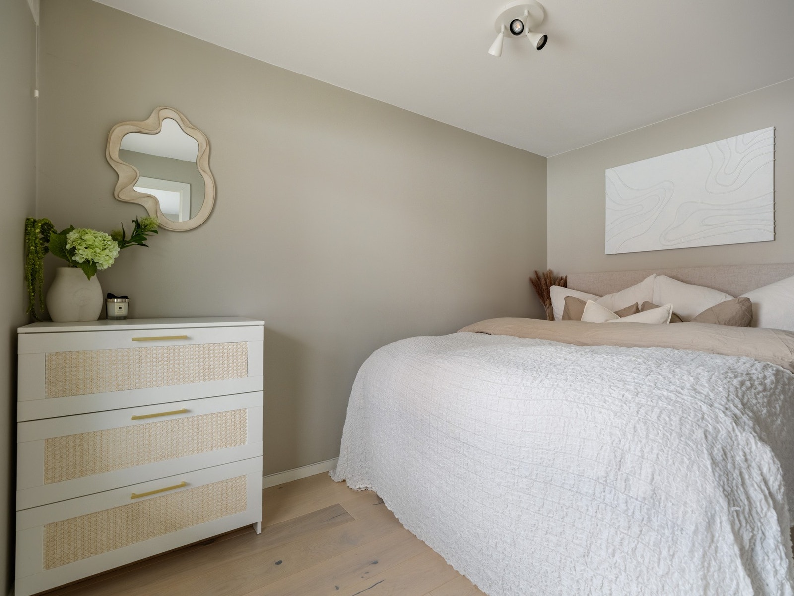 Vi snur oss og tar en tur inn til soverommet! Galleribilde