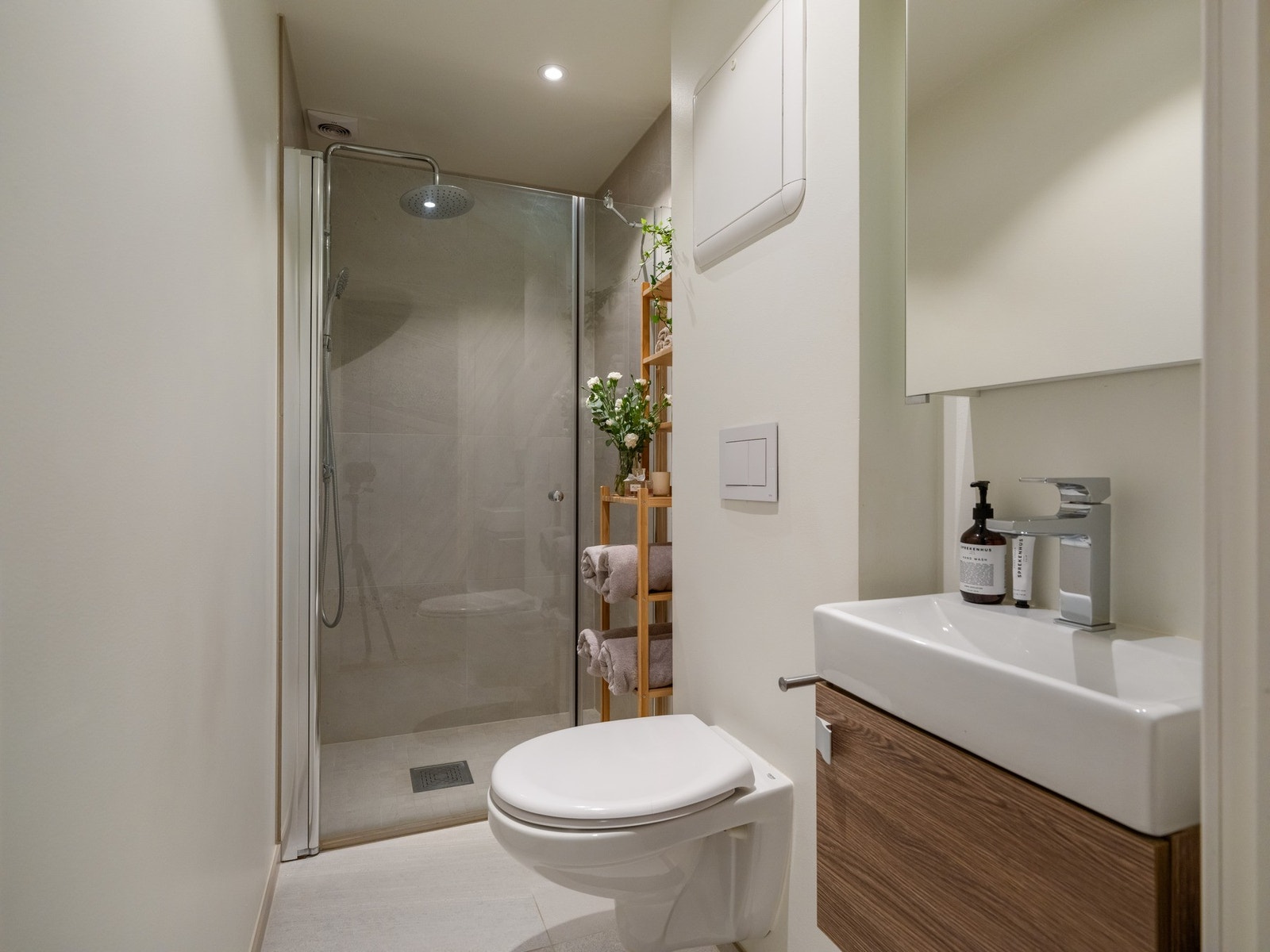 Baderommet er i likhet med resten av leiligheten fra 2022! Det foreligger dokumentasjon på arbeidet som er gjort. Galleribilde