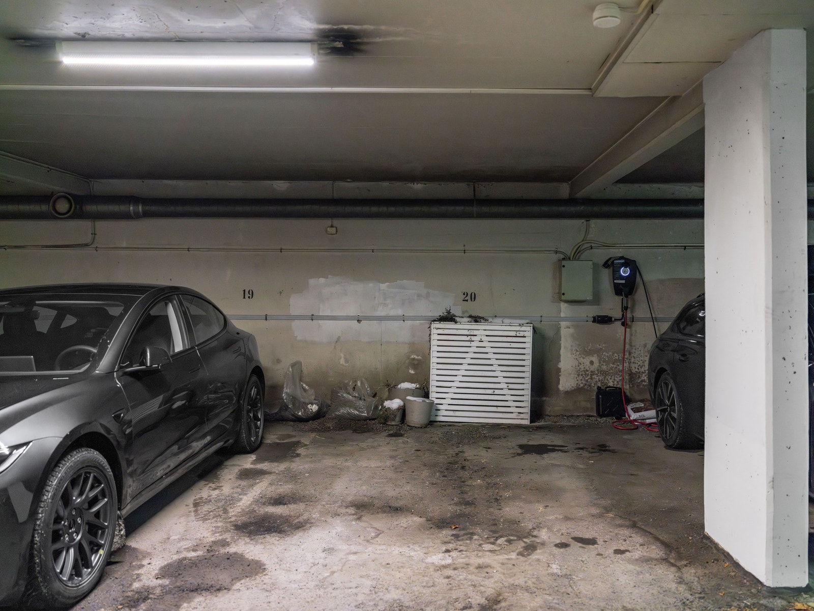 Eller - ned i garasjen blir mer riktig. Plass nr. 20 tilhører andelen, her er det mulig å etablere lader om ønskelig. Her nede finner vi også fellesvaskeriet, som vi kan vise frem når du kommer på visning. Galleribilde