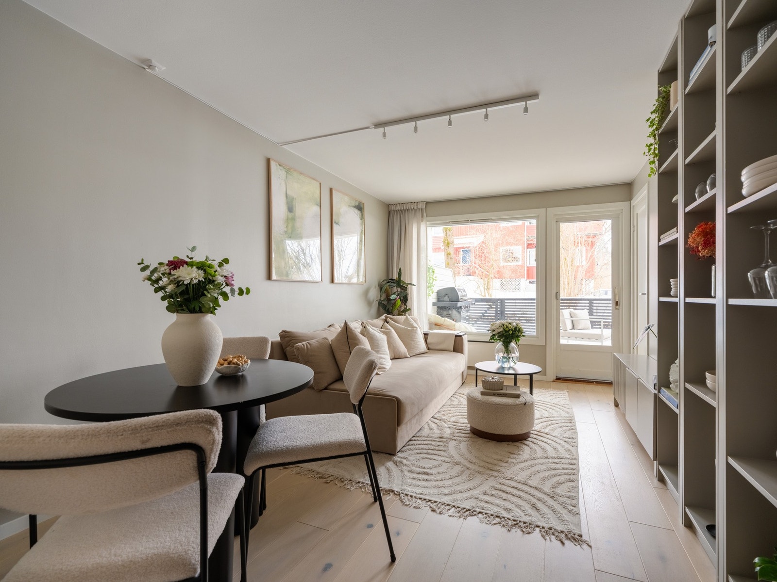 Hjemmet har en svært godt utnyttet planløsning, noe som gir en varm og trivelig romfølelse. Galleribilde