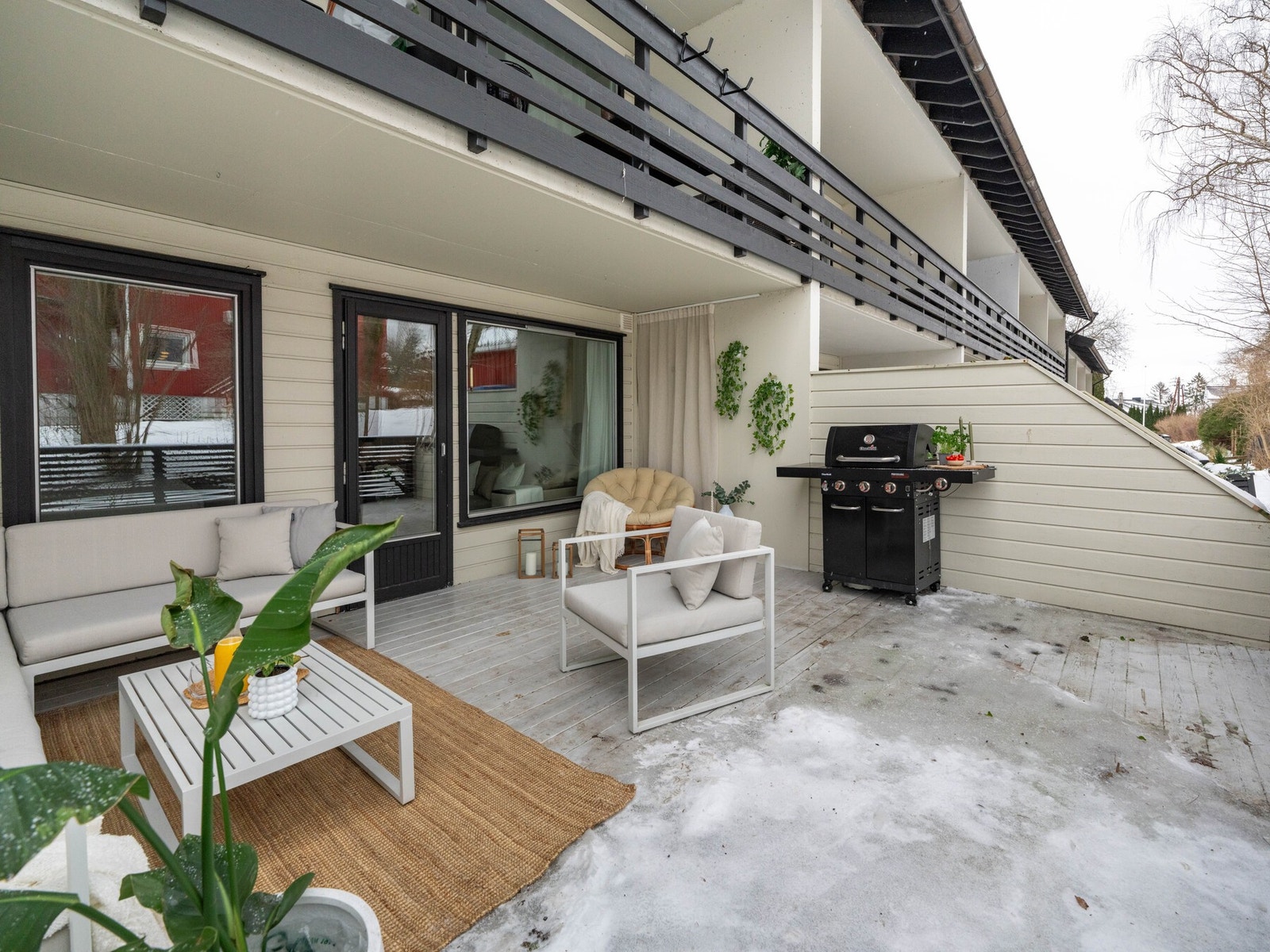 Fra stuen er det utgang til denne herlige uteplassen på 24 kvm! Galleribilde