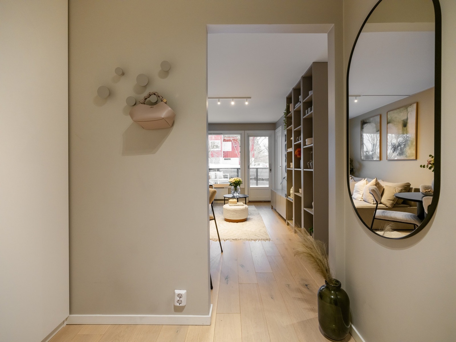 Entréen er romslig med en stor garderobe, hvor du kan henge fra deg yttertøy og sette fra sko. Galleribilde