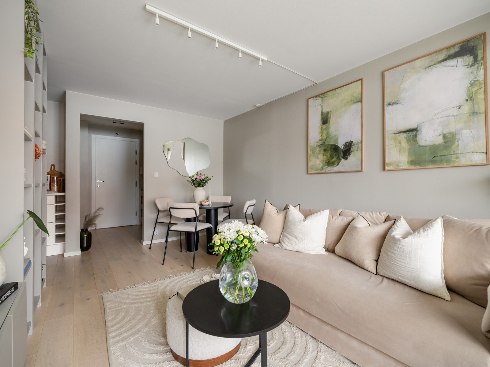 Her har du plass til en skikkelig fin sofa og spisegruppe. Galleribilde