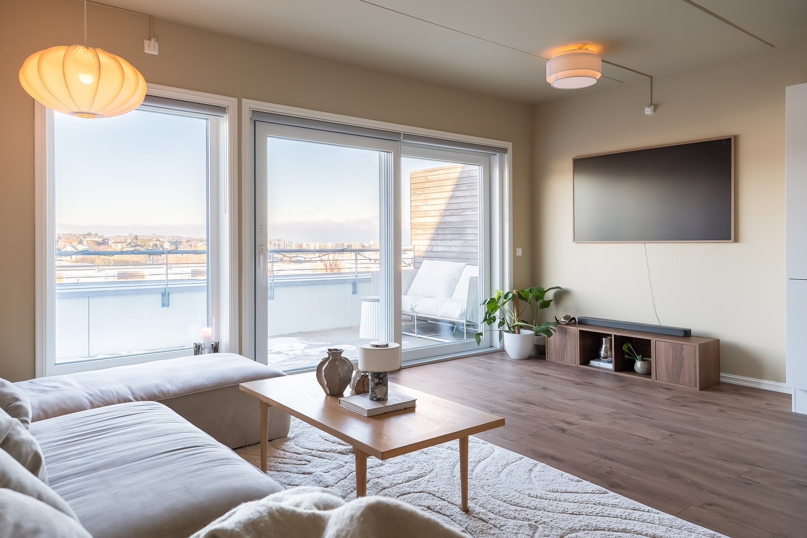 Leiligheten har store vindusflater som slipper inn rikelig med naturlig dagslys. Galleribilde