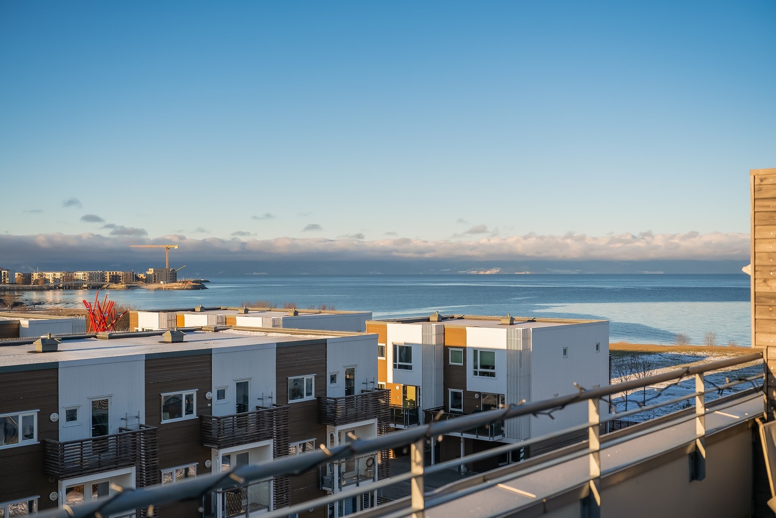 Fra stuen har man utgang til en stor balkong på hele 18 kvm Galleribilde