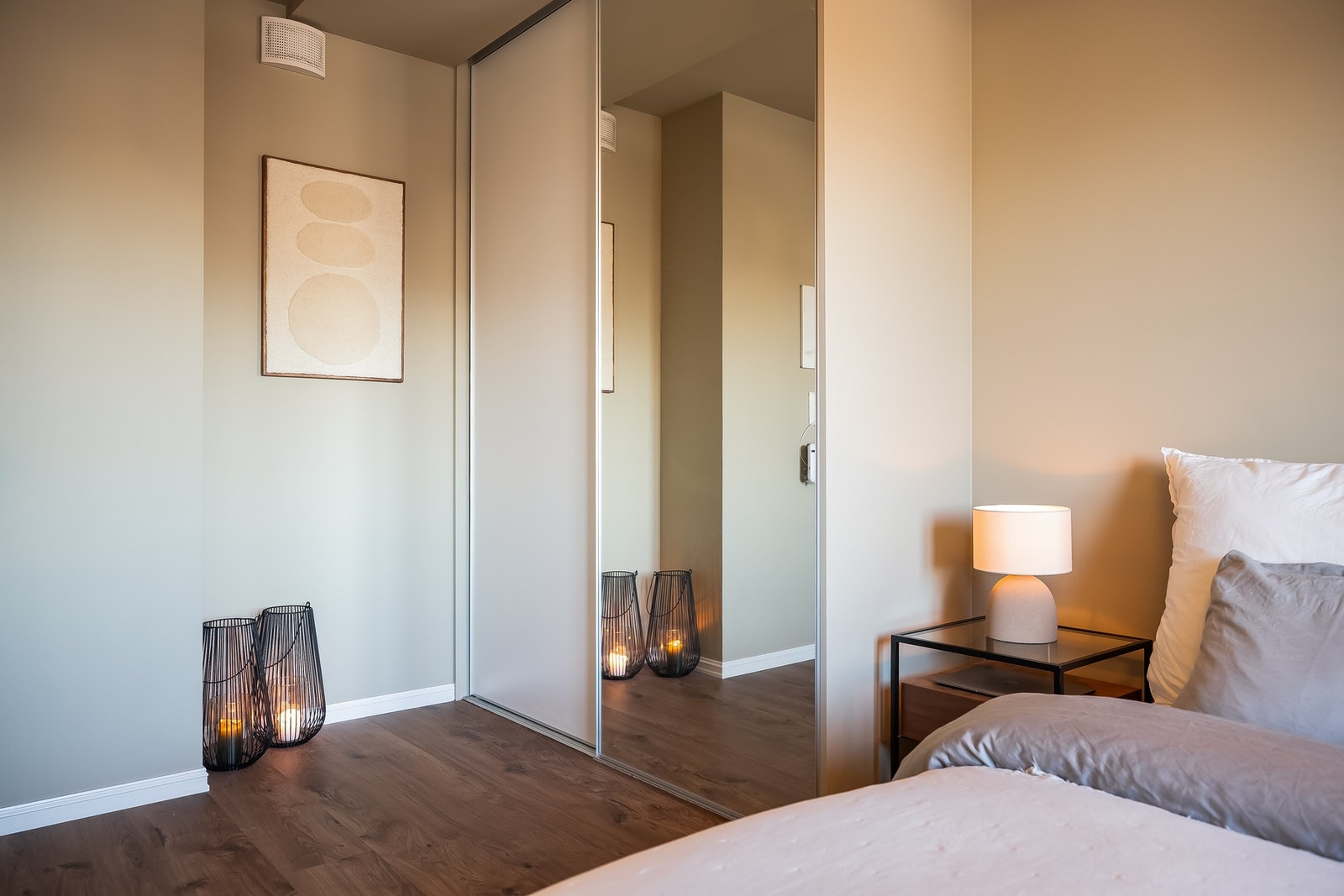 Romslig og lekker garderobeløsning med speil som gir god romfølelse. Galleribilde