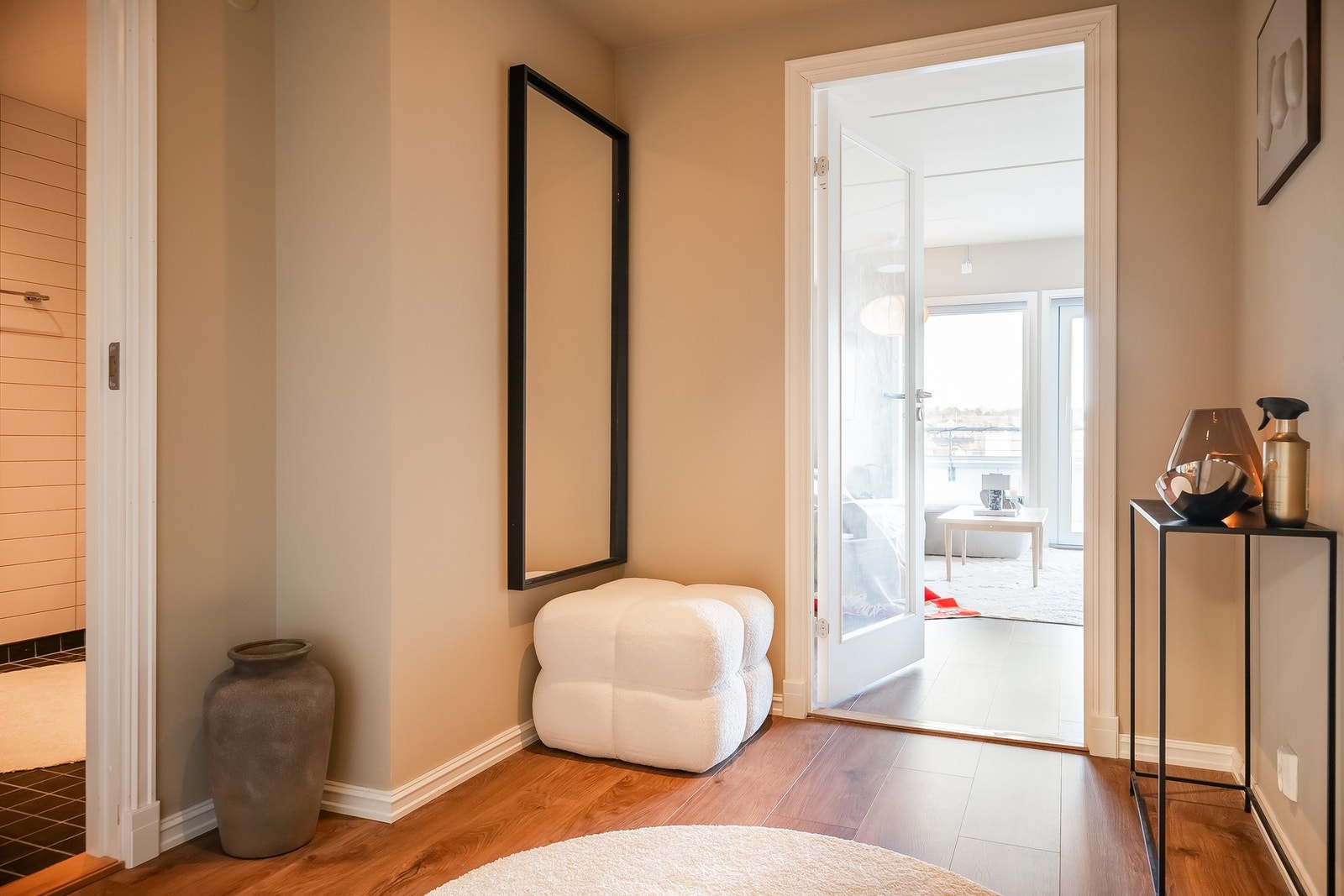 Inngangspartiet har et areal på 5.5 kvm, med adgang til stue, bad og garderobe. Galleribilde