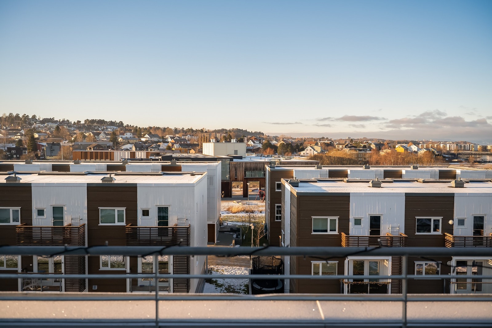 Nydelig utsikt over Grilstad, med sjø og strand som en naturlig del av nærområdet. Galleribilde