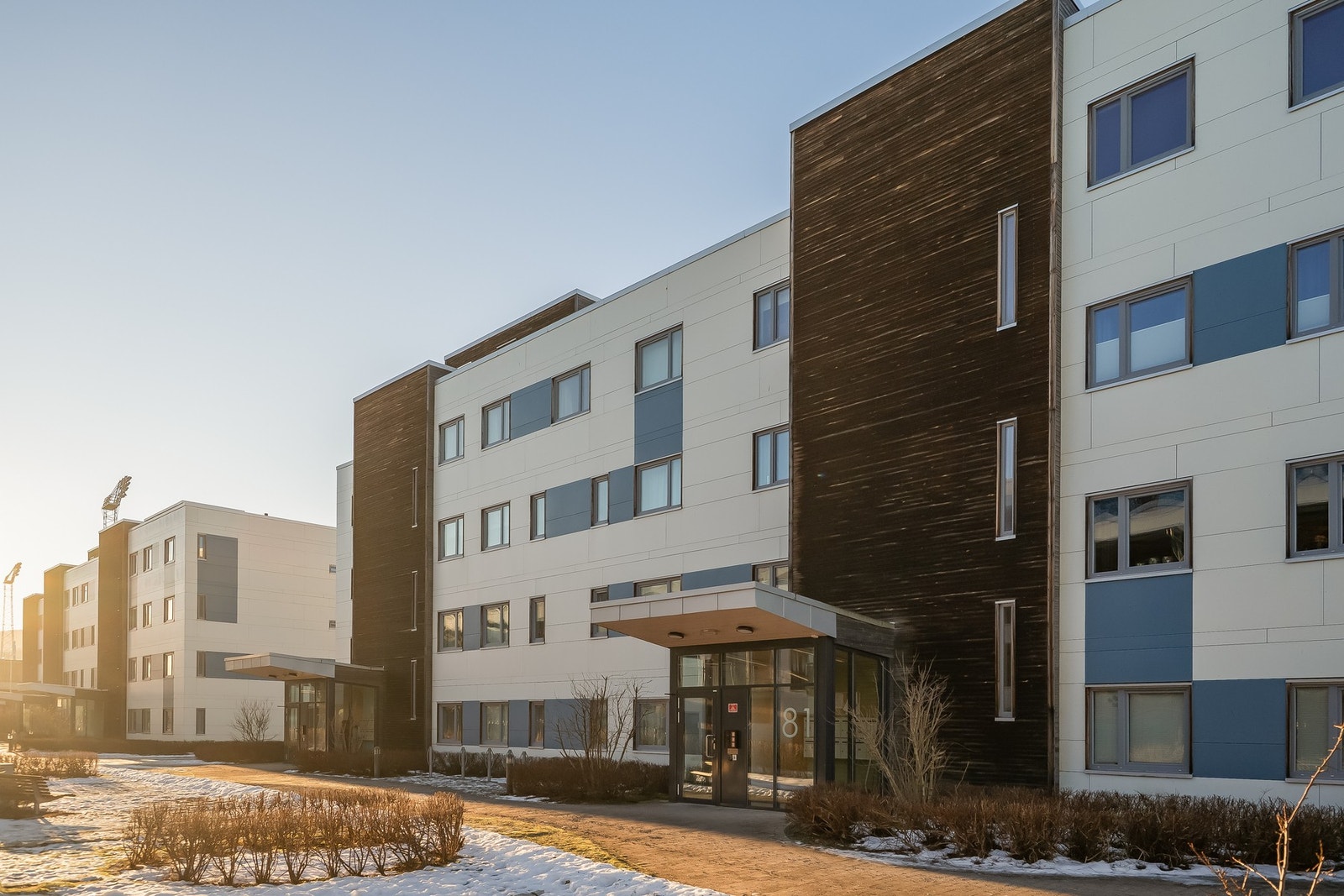 Moderne leilighetsbygg fra 2013. Her bor man med blant annet fjorden, dagligvarehandel og bakeri like ved bygget. Galleribilde