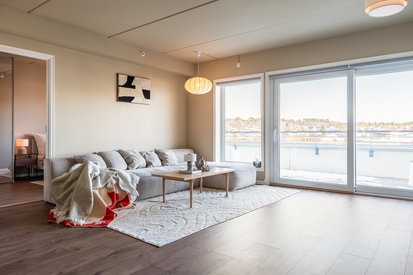 Lys og romslig stue med god plass til stor sofakrok og tv-løsning. Galleribilde