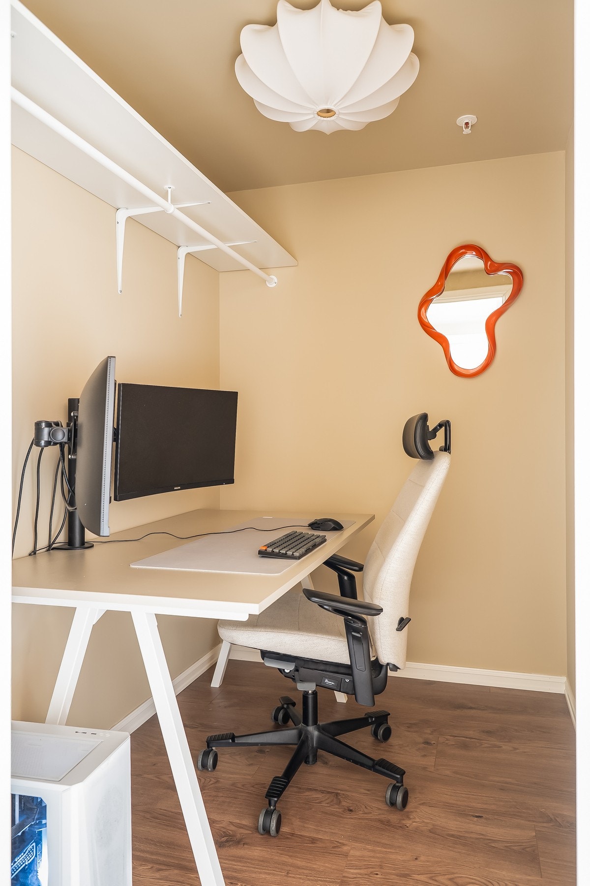 Garderobe innredet som kontor med et areal på 3 kvm. Galleribilde