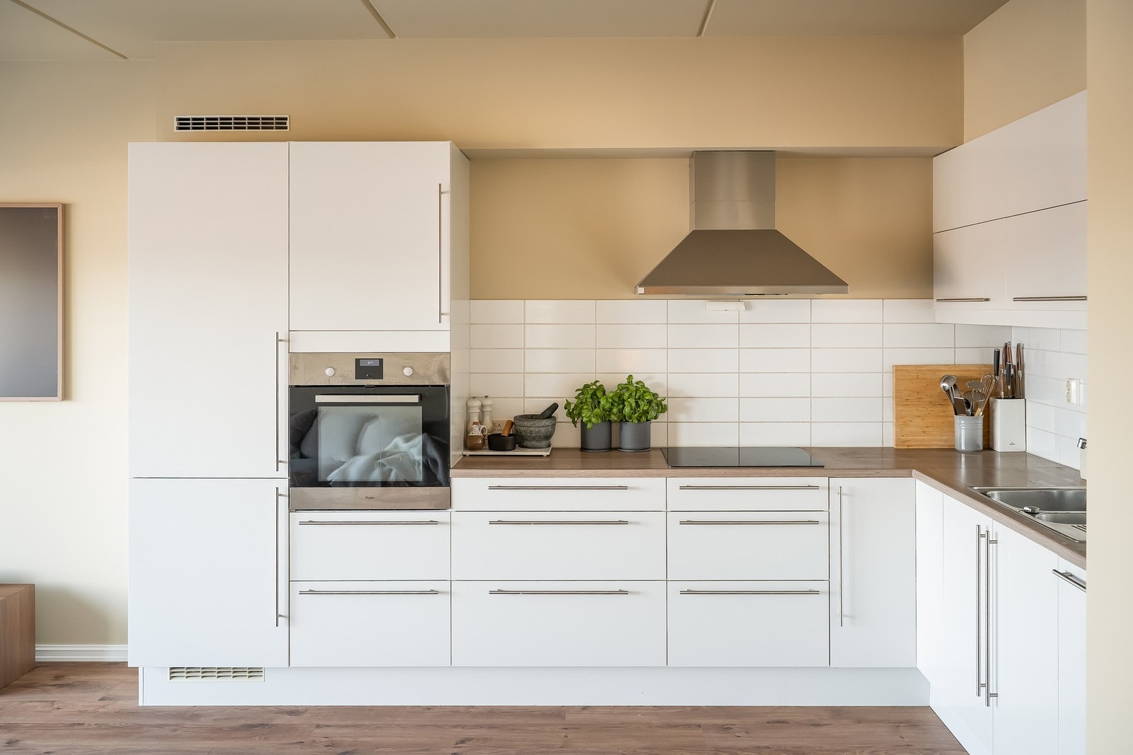 Flott kjøkken med god benkeplass, samt mye lagringsplass i over- og underskap. Galleribilde