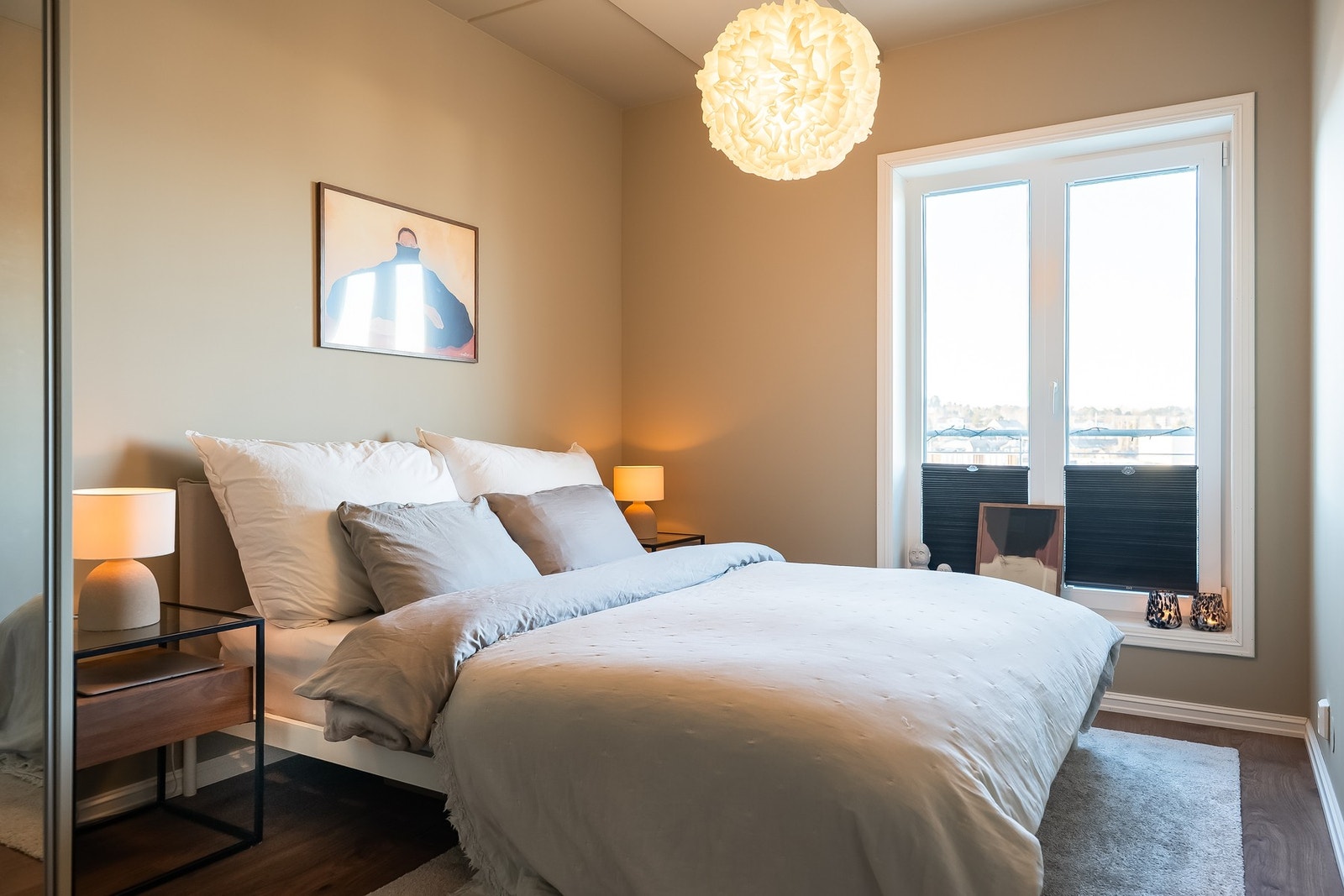 Hovedsoverom på 12 kvm med vindu ut mot rolige omgivelser. Galleribilde