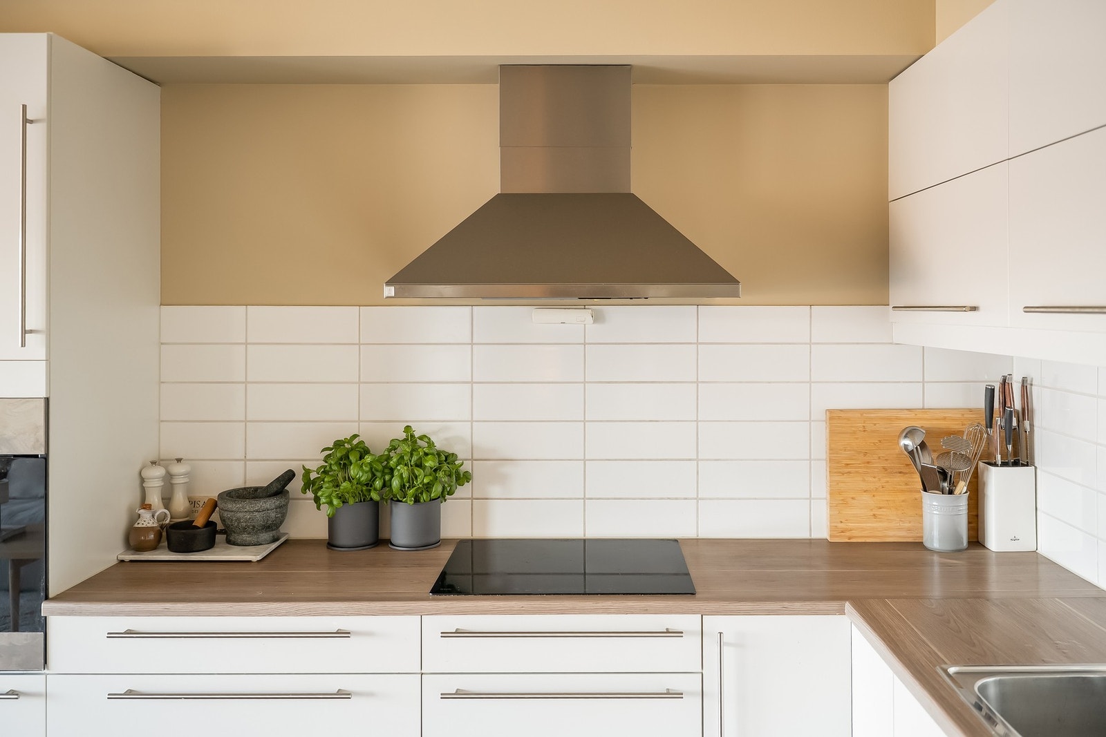 Kjøkkenet fremstår som moderne og gjennomtenkt med flotte detaljer. Galleribilde