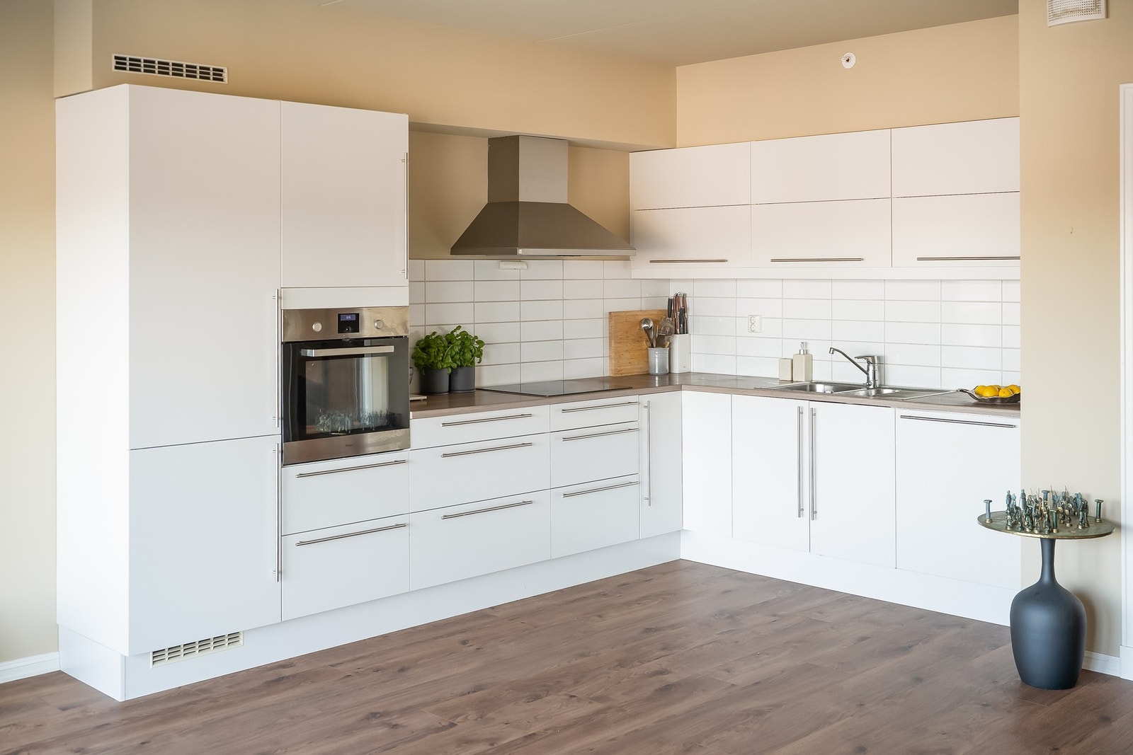 Stue- og kjøkkenarealet ligger i en åpen løsning med et samlet areal på 28.5 kvm. Galleribilde