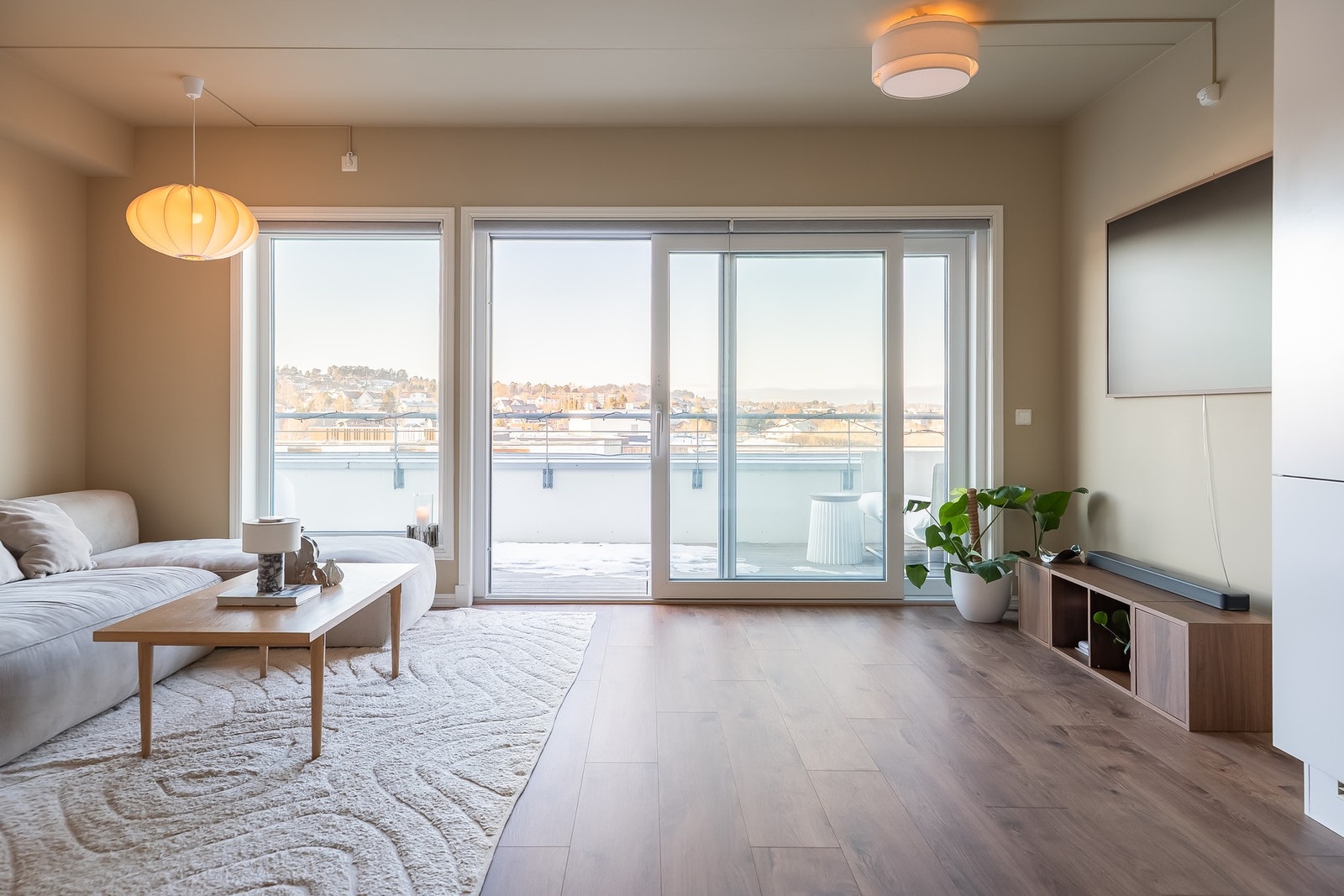 Velkommen til en nydelig toppleilighet med utmerket beliggenhet i Ranheimsfjæra. Galleribilde