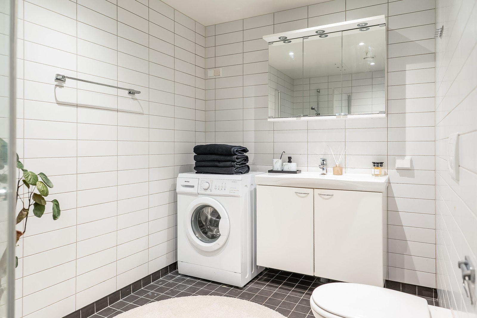 Pent, flislagt bad av god størrelse, med opplegg til vaskemaskin. Galleribilde