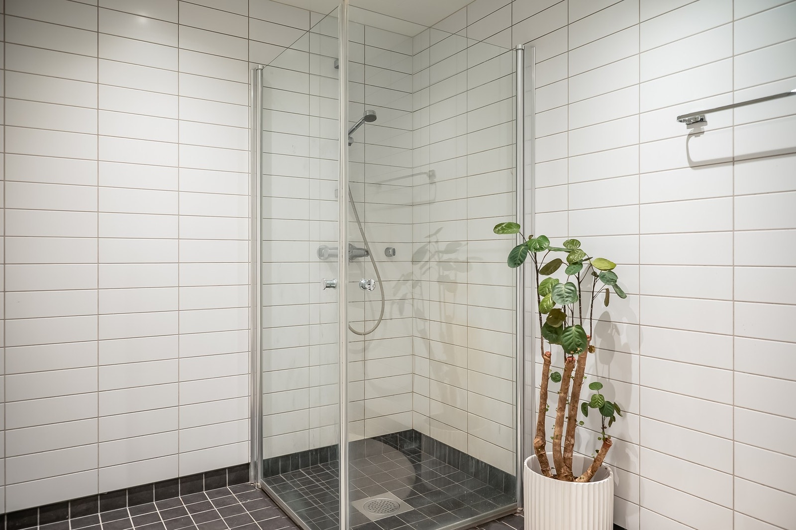 Stor og romslig dusj med innfellbare glassdører. Galleribilde