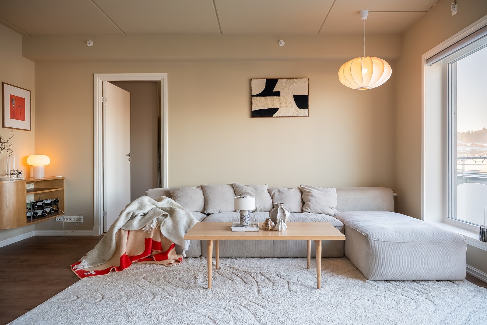 Leiligheten ligger i et moderne boligkompleks og fremstår med en gjennomgående flott standard. Galleribilde