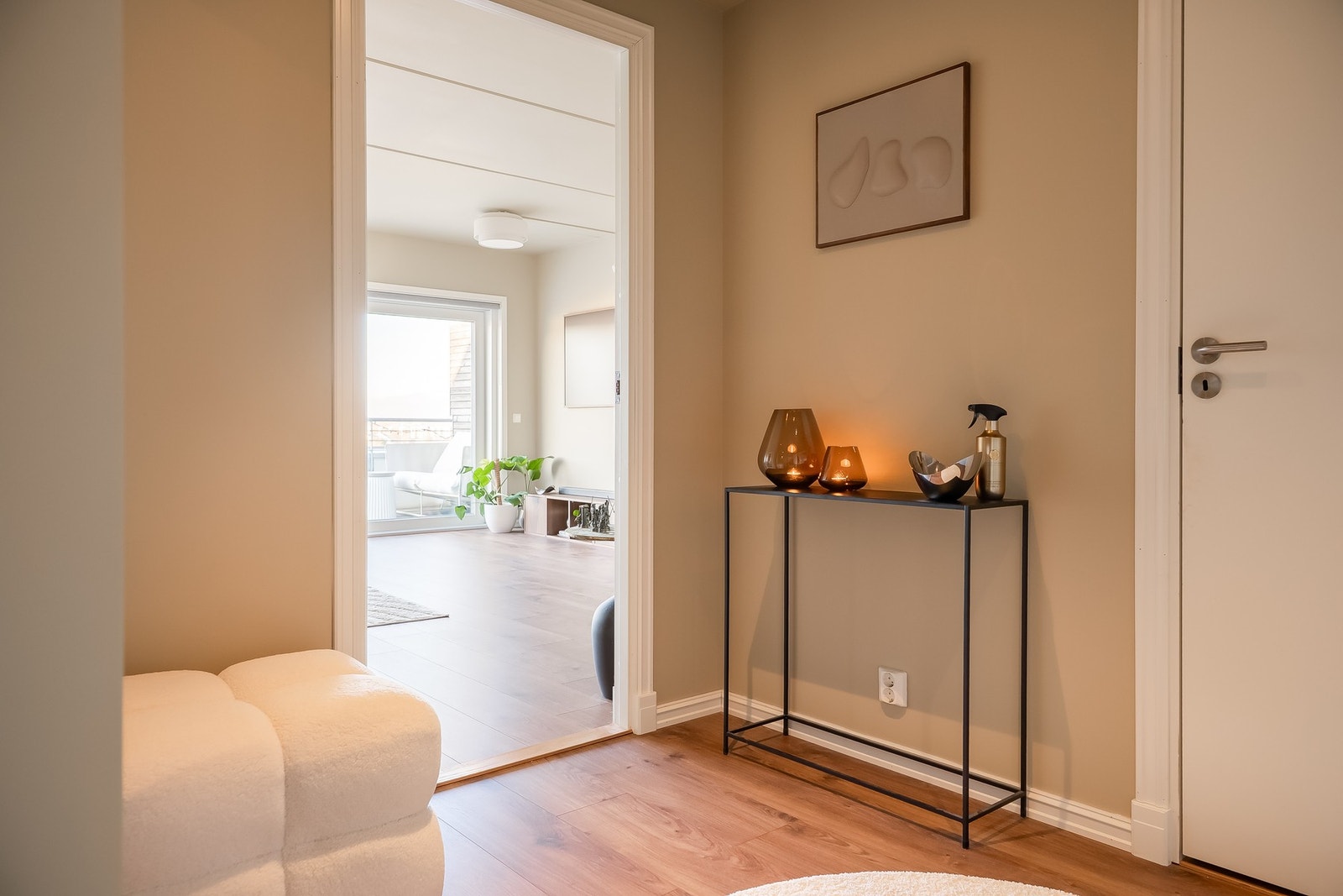 Inngangspartiet har et areal på 5.5 kvm, med adgang til stue, bad og garderobe. Galleribilde