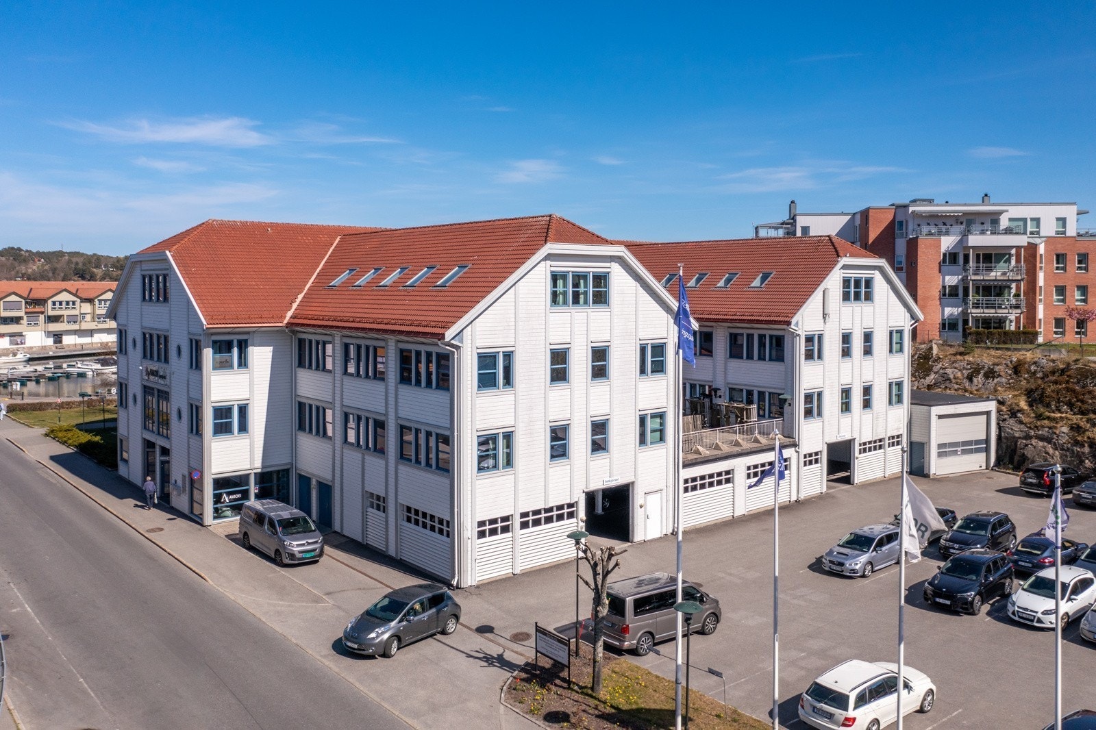 Stor parkering ute og inne Galleribilde