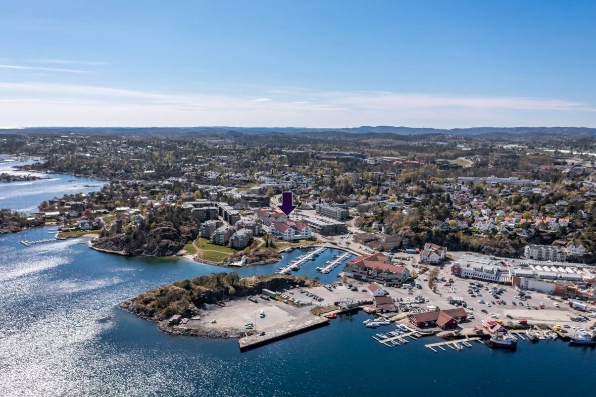 Sentralt i flotte Grimstad by Galleribilde