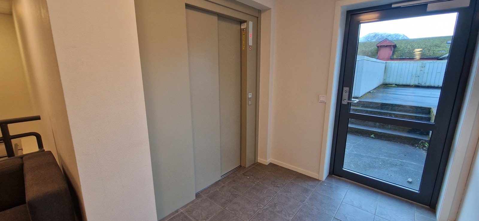 Gang med heis Galleribilde