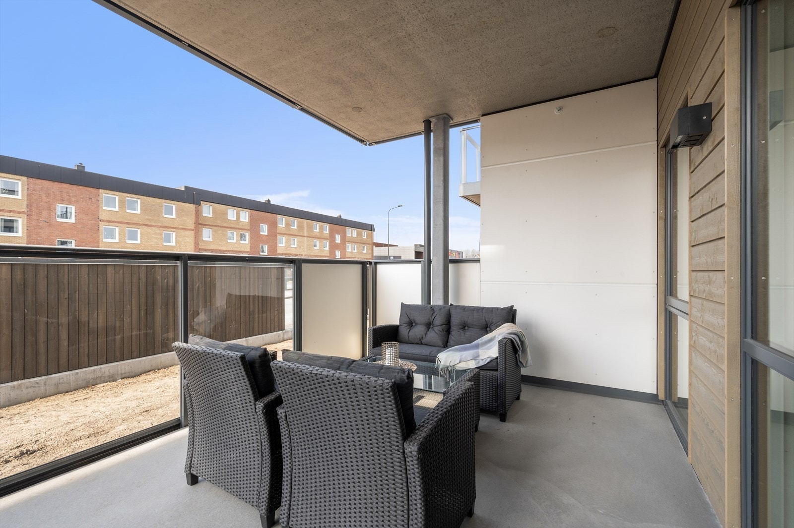 Romslig terrasse med adkomst til egen hage Galleribilde