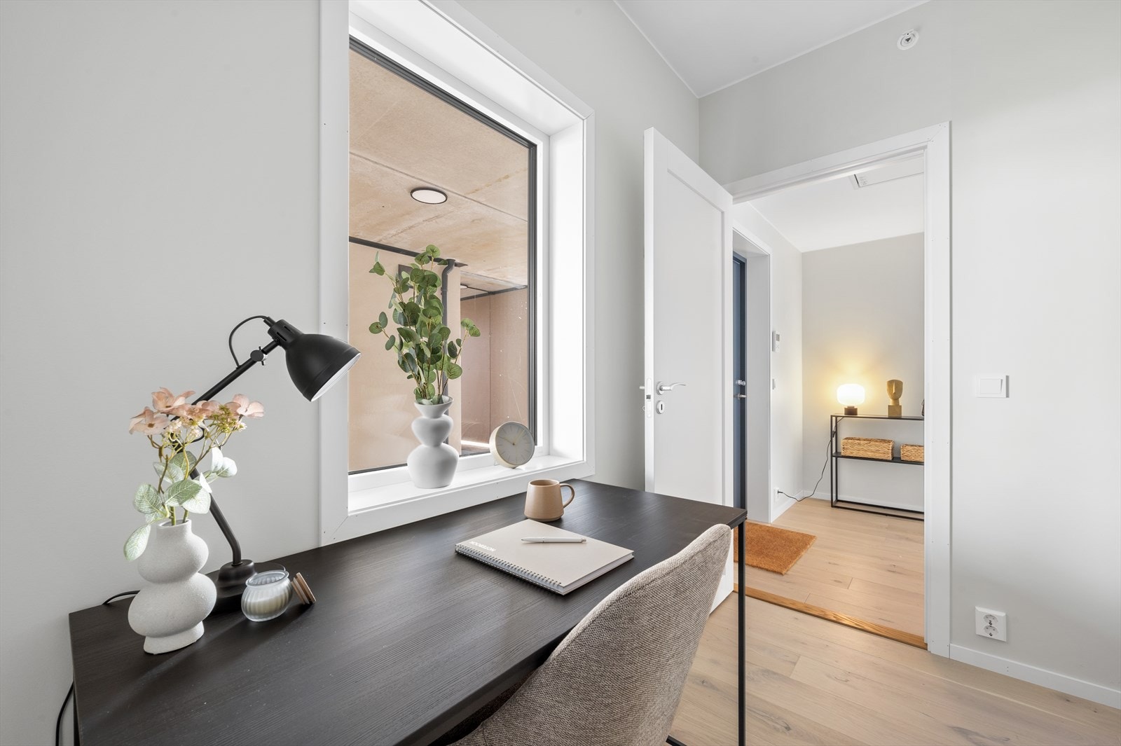 Innvendig bod - her benyttet både for lagring og som kontor Galleribilde