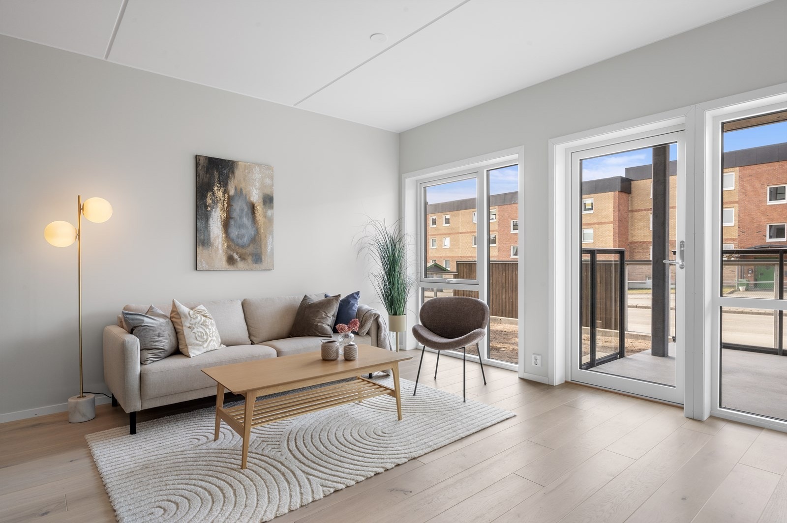 Utgang til terrasse og egen hage fra stua Galleribilde