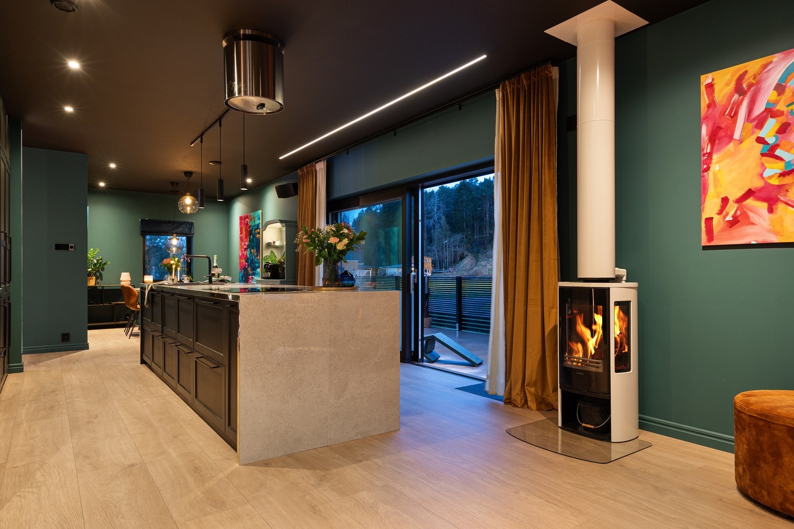 Både varme i gulvet samt peisovn for oppvarming Galleribilde