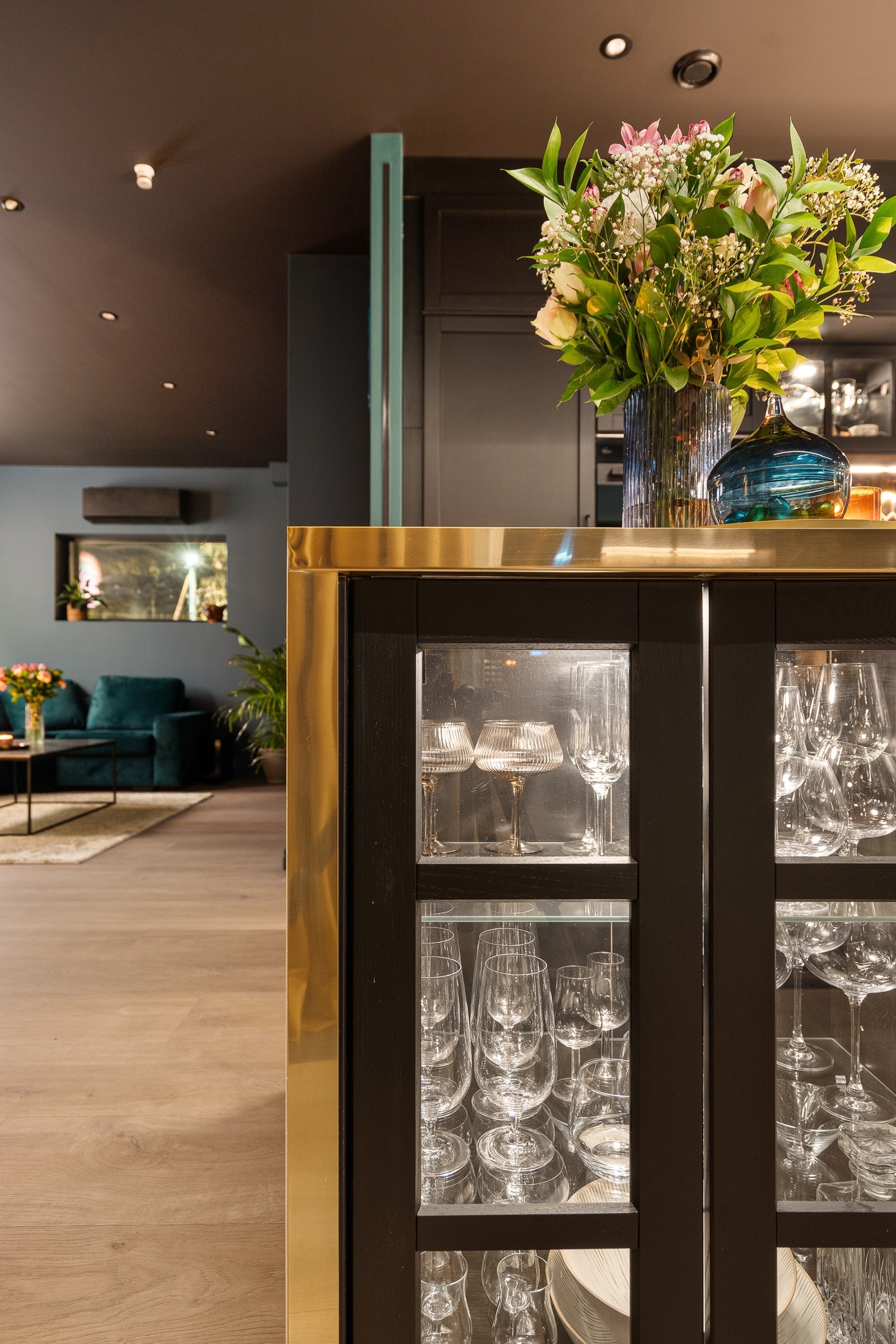 Legg merke til den messing-omrammede innredningen på kjøkkenøya Galleribilde