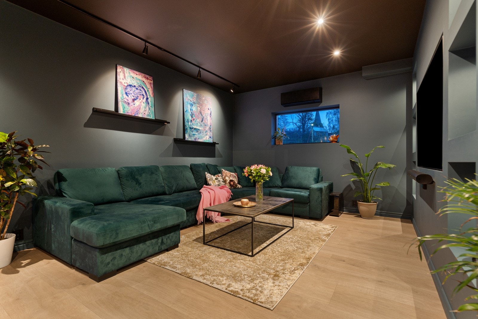 Flott tv-stuedel med god plass Galleribilde