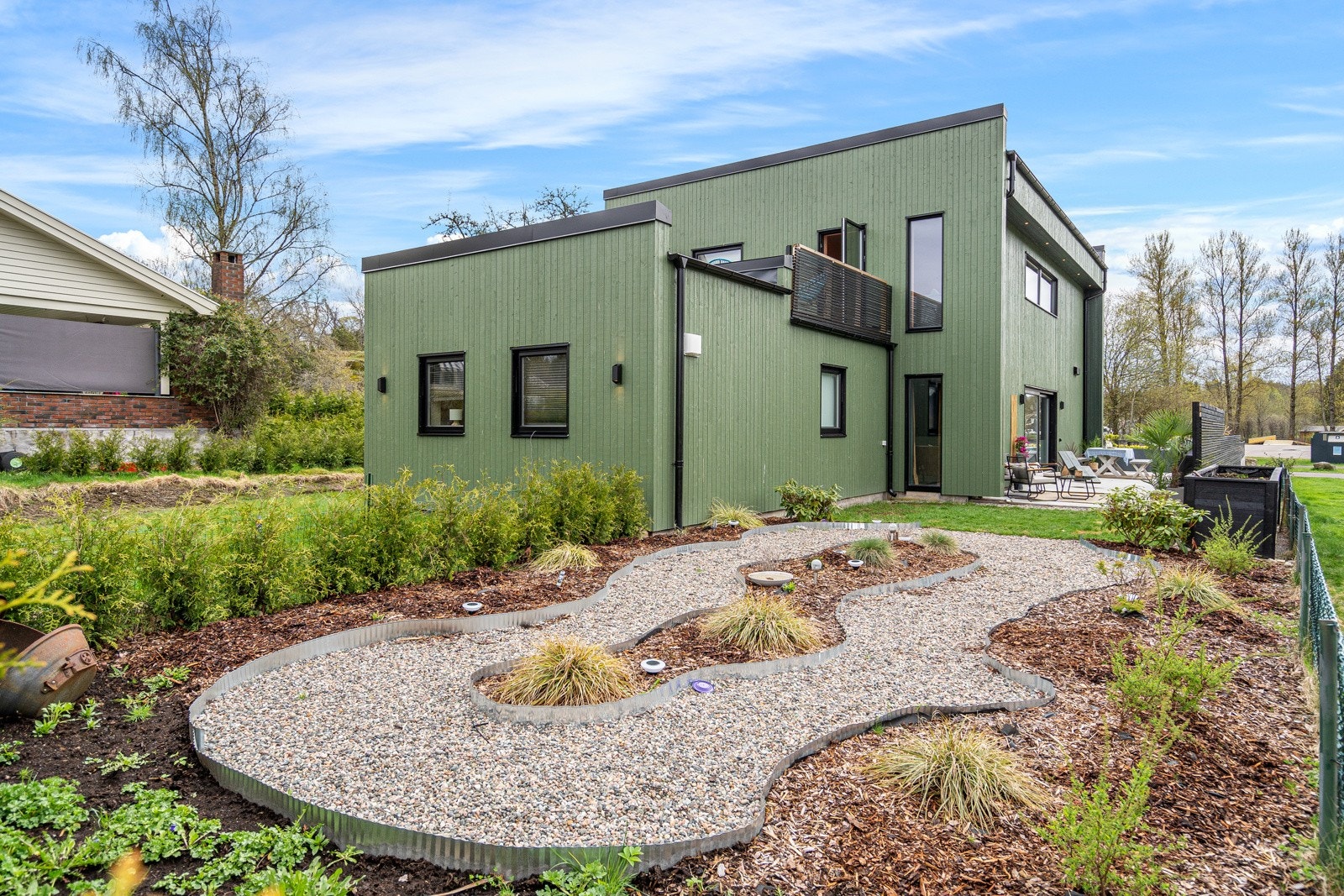 Flott opparbeidet hagetomt - her med blomsterbed i stilig fasong Galleribilde