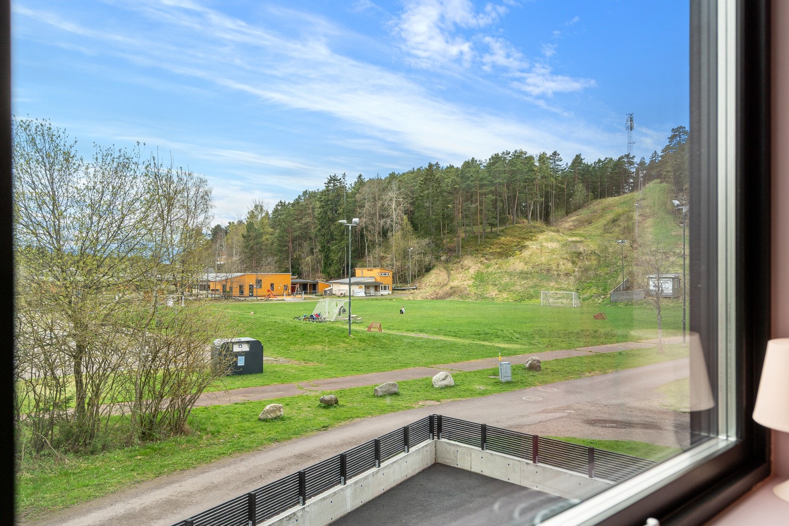 Utsyn mot lekeplassen og skibakken Galleribilde