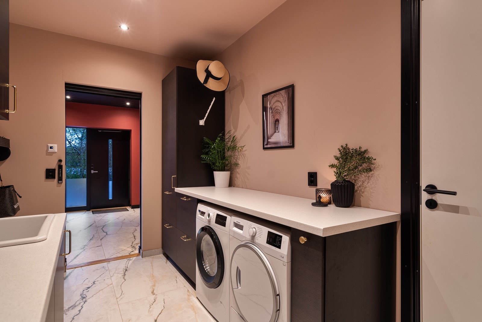 Adkomst til entreén via elektrisk styrt skyvedør (spesiallaget i Japan) Galleribilde