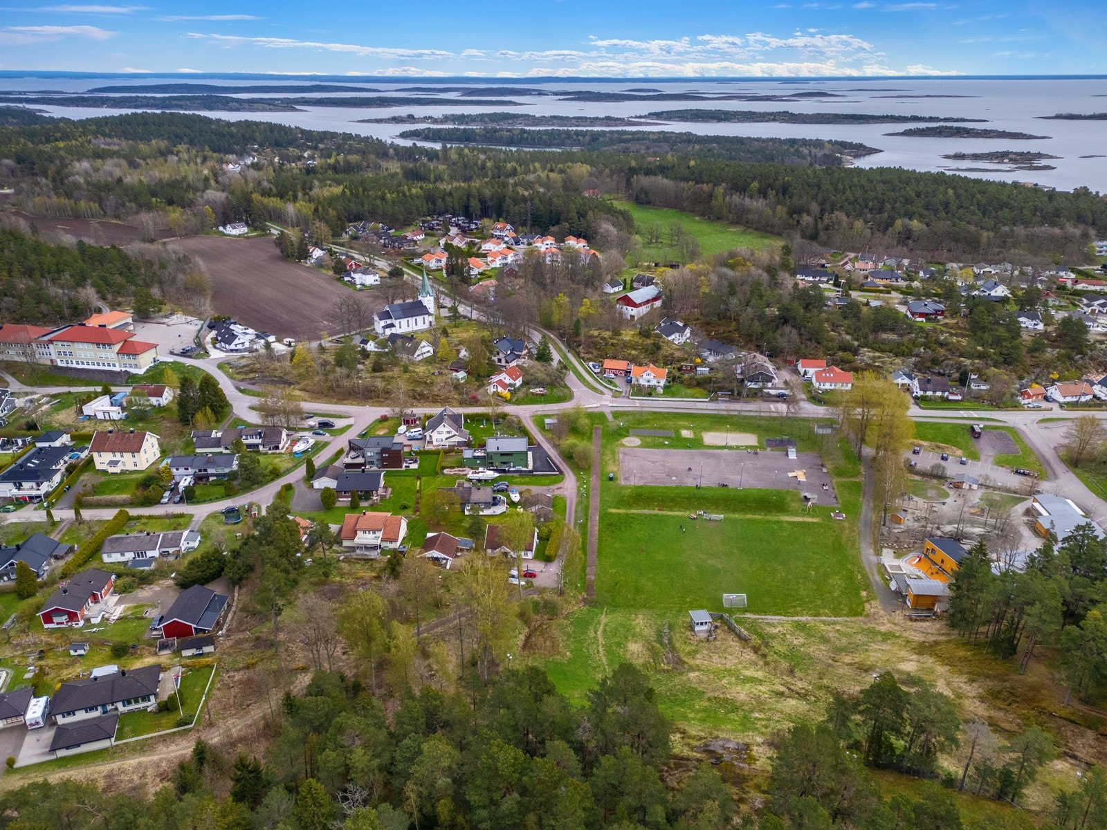 Boligen er beliggende midt på Torød! Galleribilde