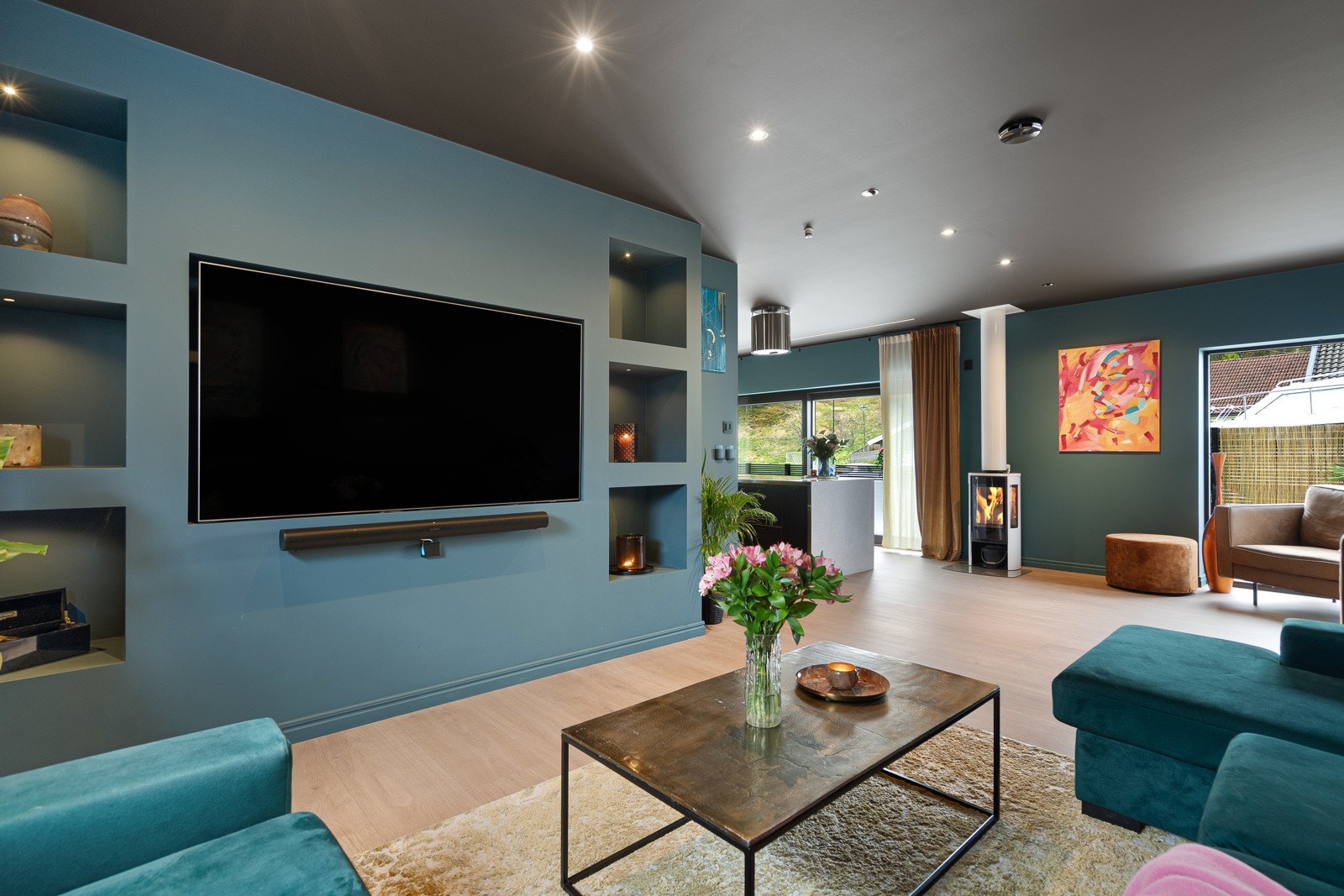 Legg merke til de plassbygde hyllene - alt av ledninger til TV er også skjult Galleribilde