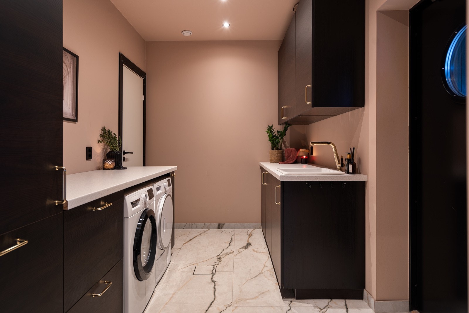 Praktisk og velplassert vaskerom med egen inngang direkte fra carporten Galleribilde