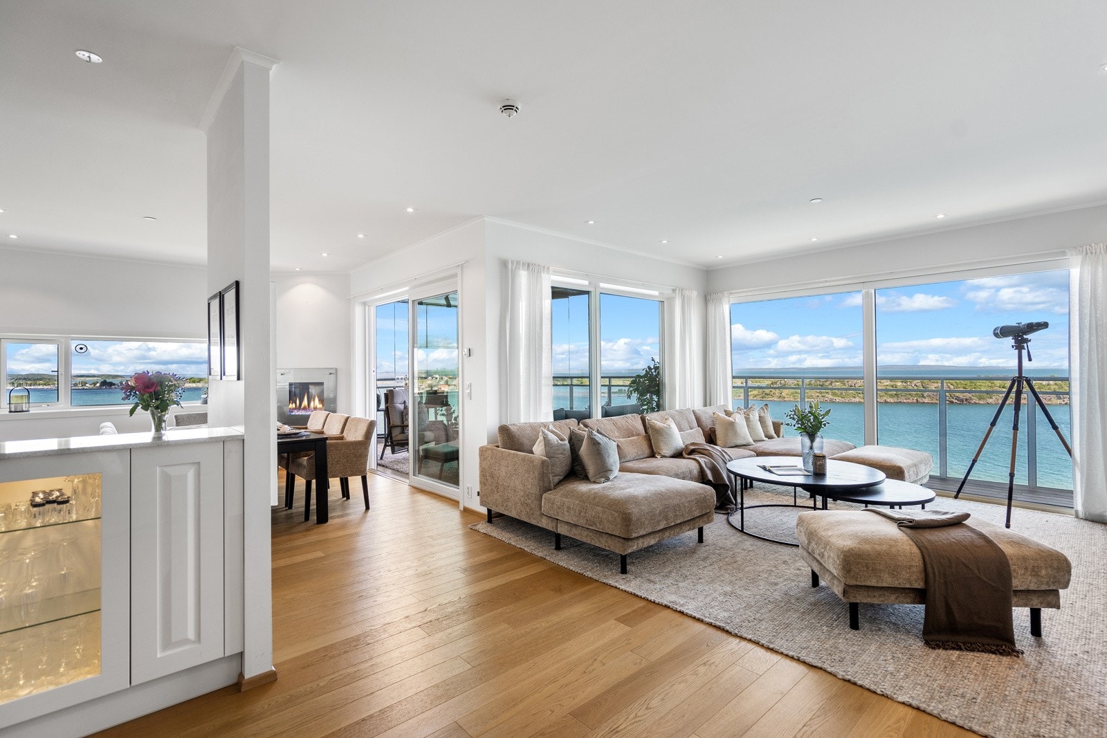 Store og fine vindusflater som bidrar til at det slippes inn rikelig med lys Galleribilde