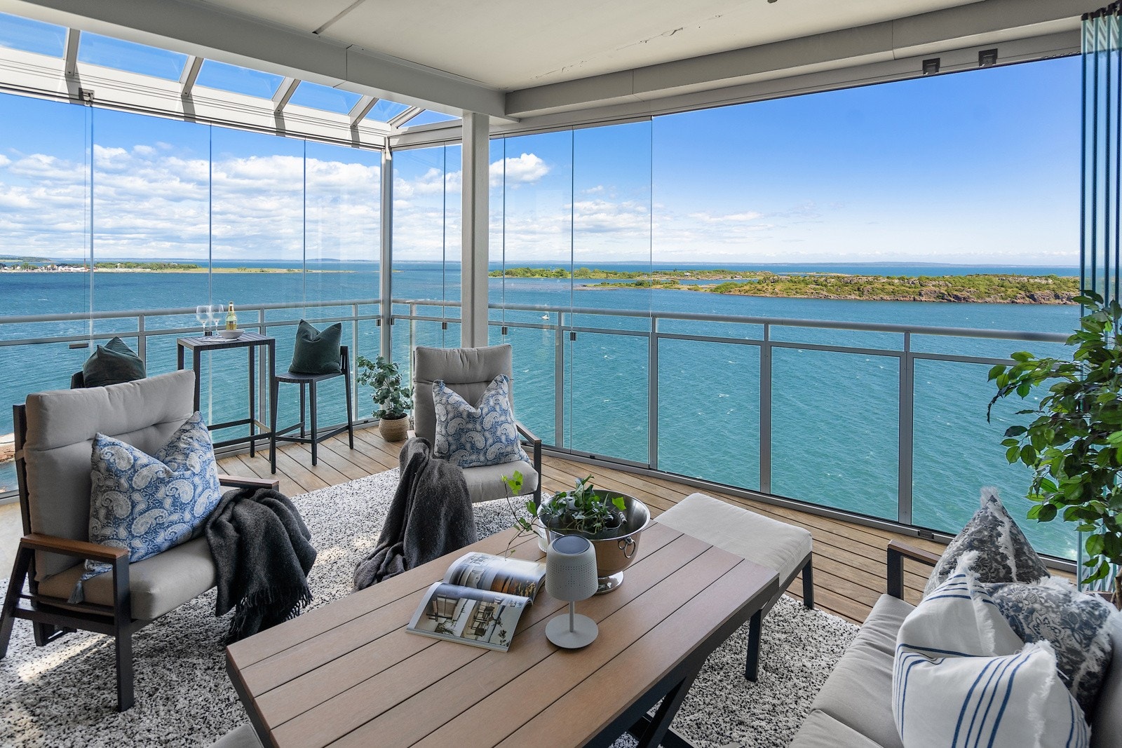 Stor og innglasset balkong vendt ut mot vår vakre skjærgård Galleribilde