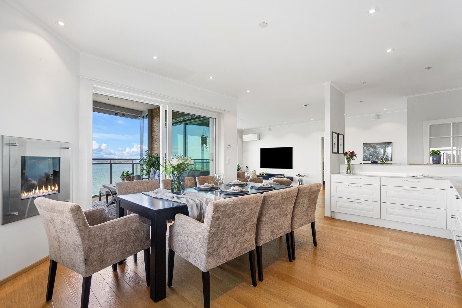 Her kan man dekke til hyggelige lag for familie og venner Galleribilde