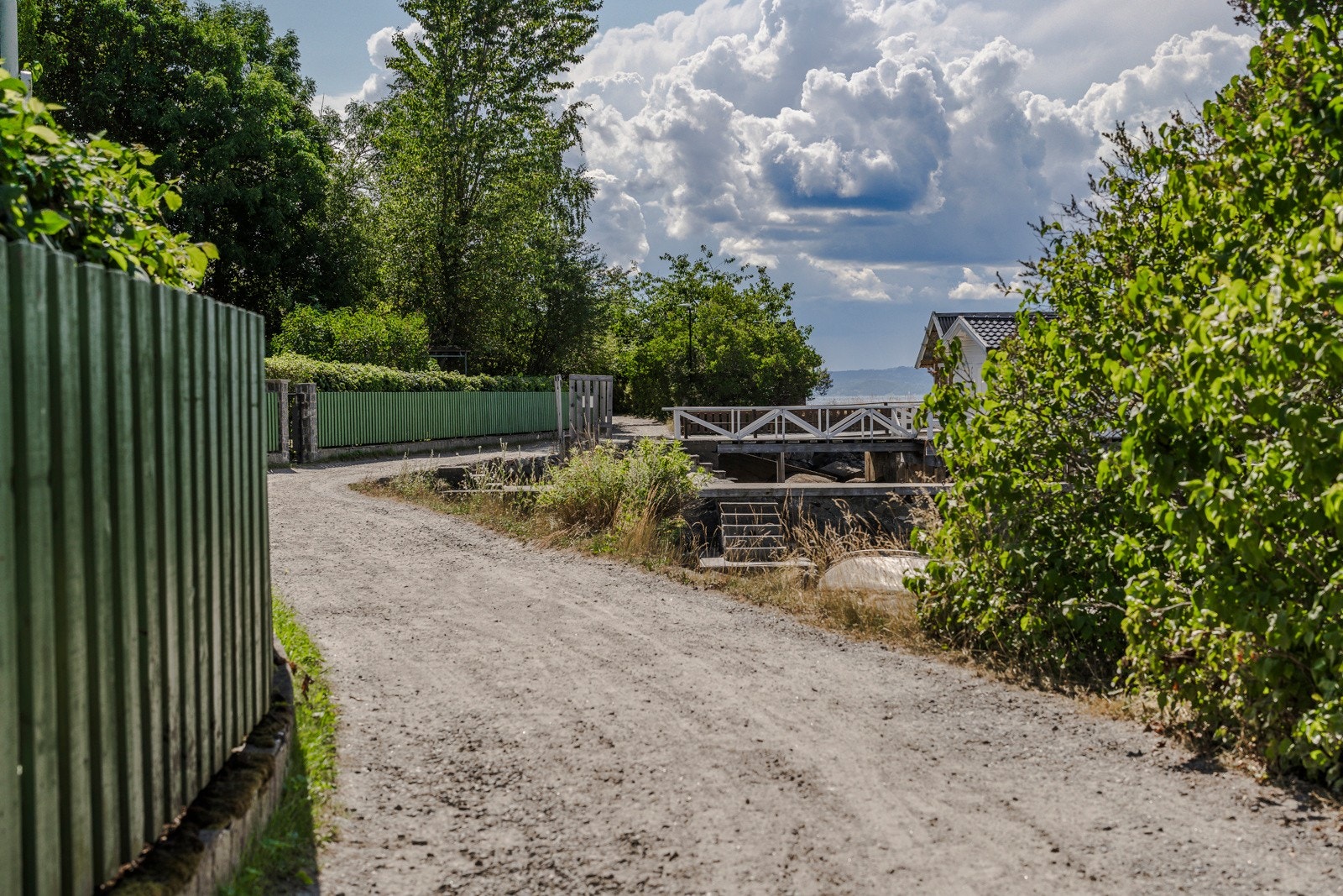Kyststien slynger seg gjennom nærområdet og er et populært turmål som inviterer til både korte og lange turer med sjøutsikt - både på vestsiden og østsiden av Nesodden. Galleribilde