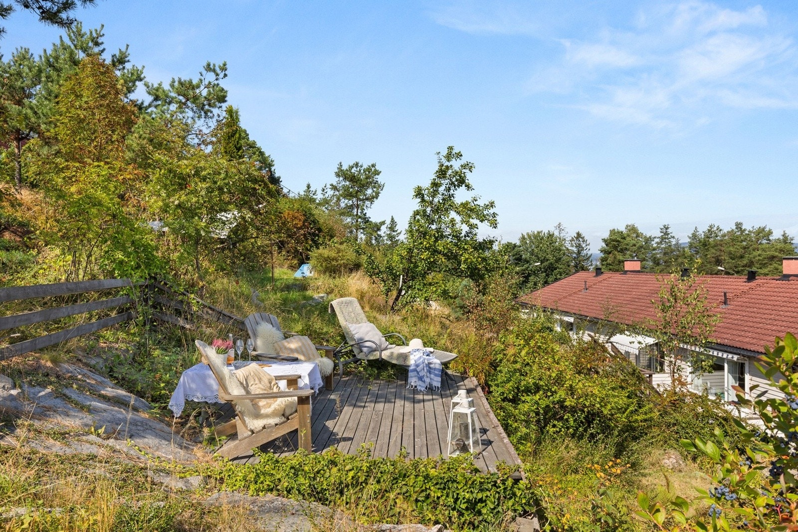 Boligen ligger svært sentralt på Nesodden i et attraktivt og trivelig nabolag. Med en kombinasjon av frodig grøntområde og kort vei til offentlig transport, butikker og servicetilbud, gir denne eiendommen en perfekt balanse mellom naturnær Galleribilde