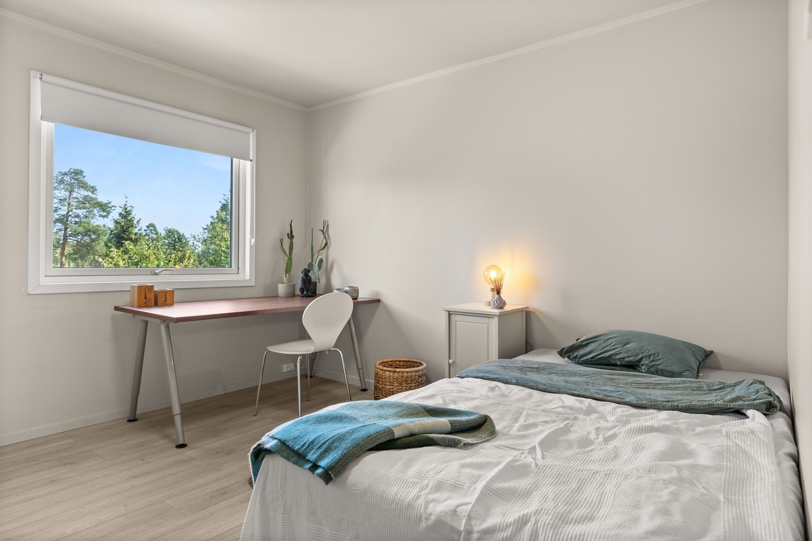 Etasjen har ett soverom som passer perfekt som barnerom, gjesterom eller hjemmekontor - alt etter behov. Galleribilde