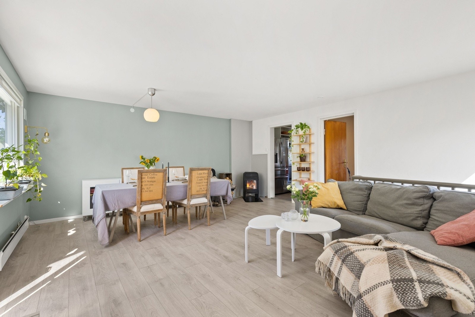 Her er det god plass til både stor spisegruppe, sofa, salongbord og TV - veldig hjemmekoselig. Galleribilde