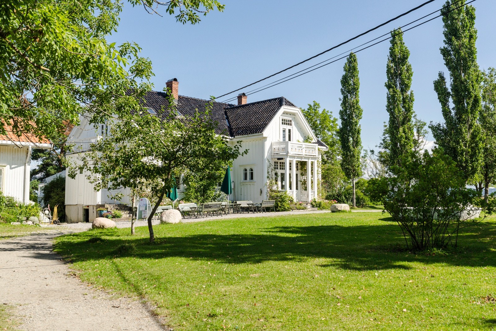 Hellviktangen Gård & Kunstkafé - dette er et populært samlingspunkt, kjent for sin økologiske mat, vin, konserter og kunstutstillinger. Galleribilde