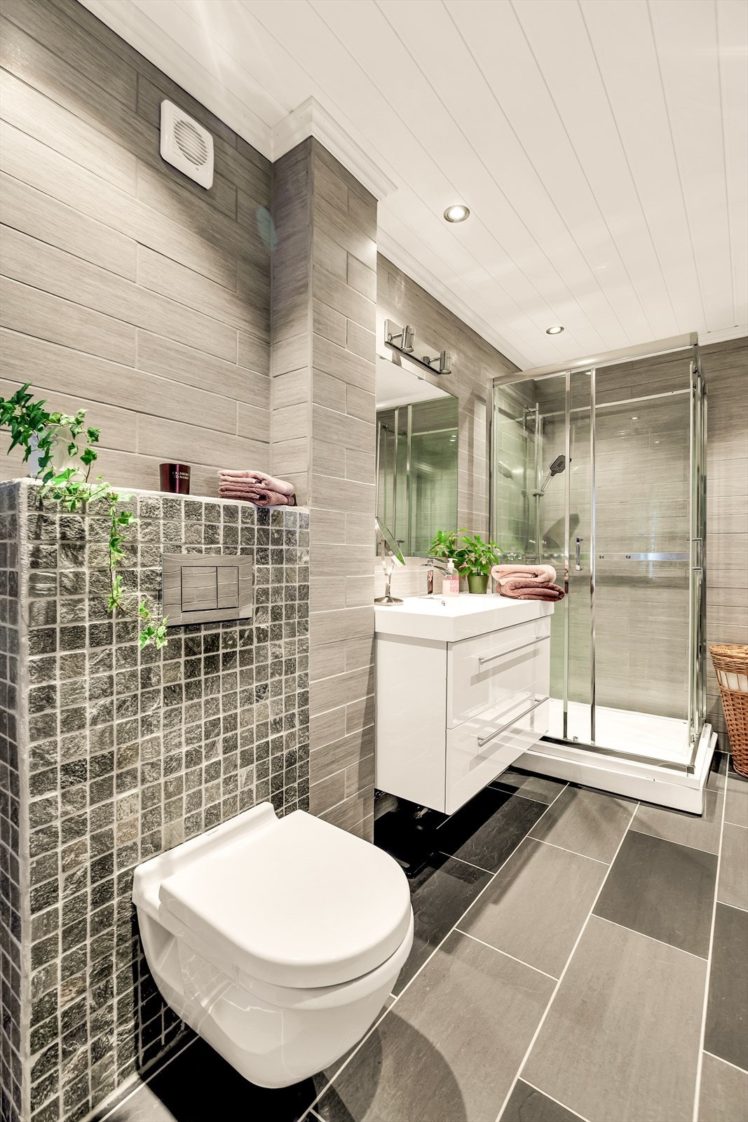 Etasjen har et praktisk flislagt baderom med elektrisk gulvvarme. Galleribilde