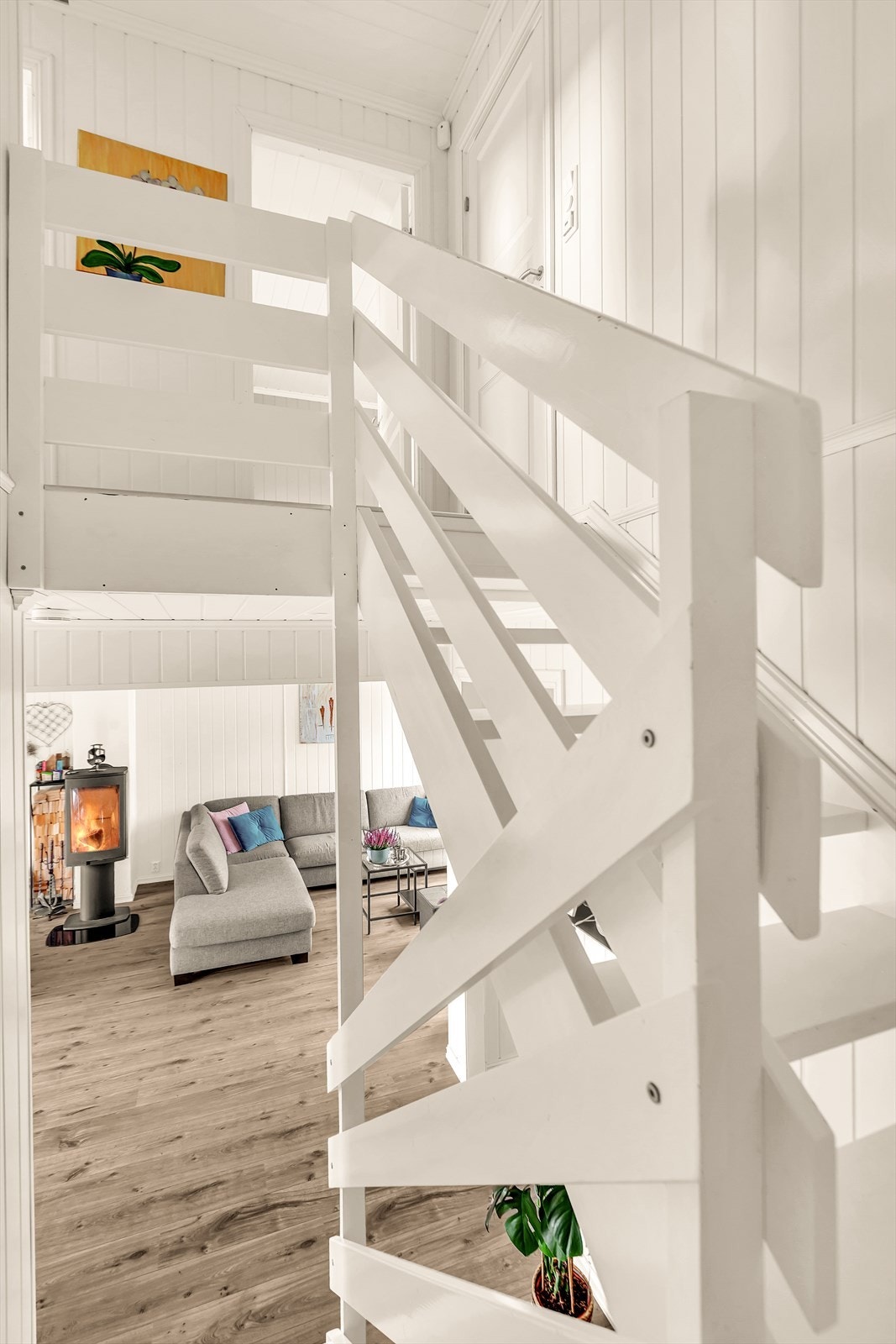 Fra stuen er det trapp opp til 2. etasje. Galleribilde